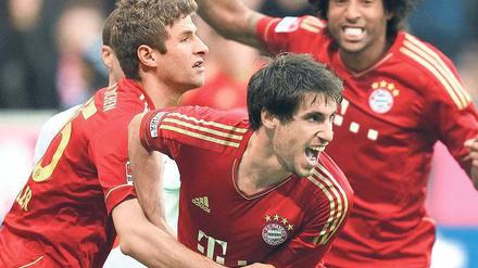 Si, Señor! Thomas Müller (l.) und Dante (r.) feiern mit Javi Martinez das erste Bundesliga-Tor des Spaniers. Foto: dpa