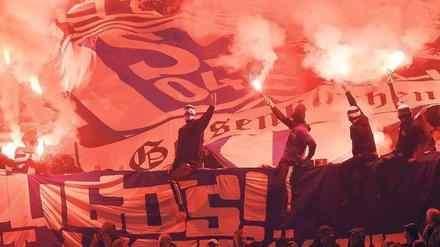 Suche nach Erleuchtung. Schalker Fans brannten reichlich Pyrotechnik ab – wie am Tag zuvor schon HSV-Anhänger. Foto: dapd