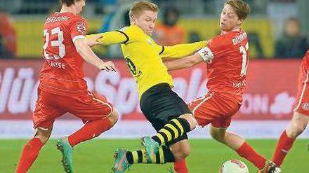 Dortmund sieht rot. Blaszczykowski (Mitte) und Kollegen hatten wenig Spaß. Foto: AFP