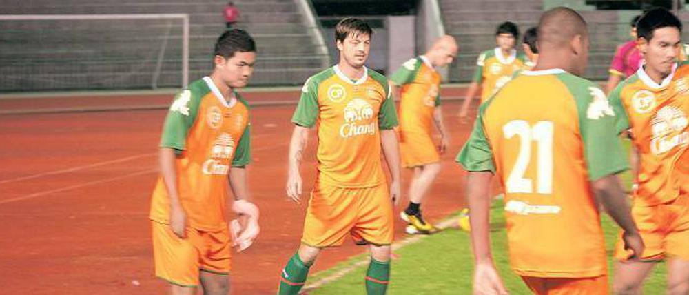 Nach einer überragenden Rückrunde ist Lindemann (2. v. l.) einer der Stars in Thailands Erster Liga. Auch seine Mitspieler mögen ihn inzwischen.