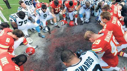 Kaum Zeit, um innezuhalten. Die Fans trauerten zwar, die Spieler beteten zusammen. Das Spiel zwischen Kansas City und Carolina fand am Sonntag aber trotzdem statt, einen Tag nach der Tragödie.