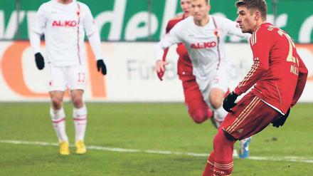 Locker vom Punkt. Thomas Müller traf per Strafstoß zum 1:0 für die Bayern.