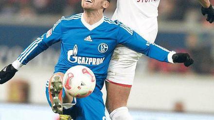 Sprungball. Schalkes Ciprian Marica kämpft gegen den Stuttgarter Maza (r.). Foto: AFP
