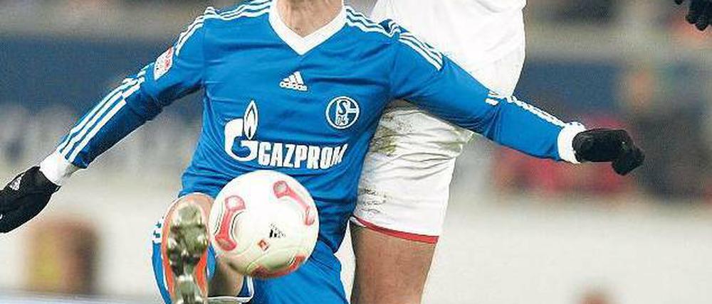 Sprungball. Schalkes Ciprian Marica kämpft gegen den Stuttgarter Maza (r.). Foto: AFP