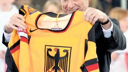 Begeistert vom Adler. Der frühere Bundespräsident Horst Köhler schätzt das Trikot der Eishockey-Nationalmannschaft noch. 