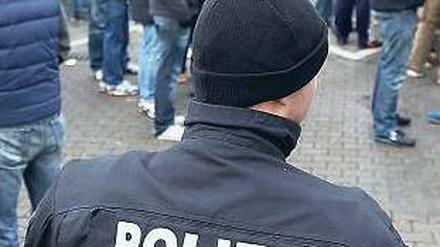 Wir müssen leider draußen bleiben. Die Deutsche Fußball-Liga (DFL) tagte gestern hinter verschlossenen Türen, rund 1000 angereiste Fans protestierten friedlich. Foto: dpa
