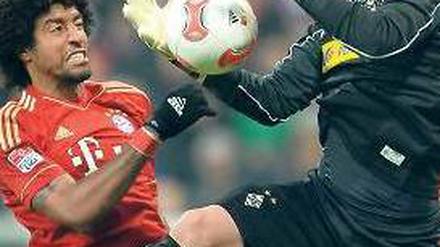 Da hilft auch kein Fauchen. Gladbachs Torhüter Marc-André ter Stegen (r.) hält gegen Bayern und Dante einen Punkt fest. Foto: dpa