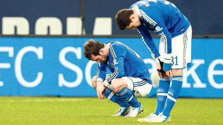 Kopf runter. Christian Fuchs (links) und Julian Draxler nach einer desolaten Schalker Vorstellung. Foto: dpa