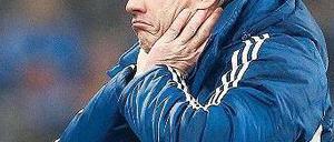 Ziemlich zerknautscht. Jens Keller hadert mit dem Pokal-Aus des FC Schalke 04. Foto: dpa