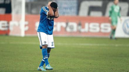 Auge zu und raus. Jefferson Farfan kann nicht fassen, dass seine Schalker im Pokal an Mainz gescheitert sind. Foto: Reuters