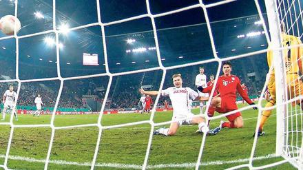Auf den Knien. Mario Gomez (rechts) erzielt irgendwie das 1:0 für Bayern München und ebnet den Weg ins Viertelfinale.Foto: Reuters