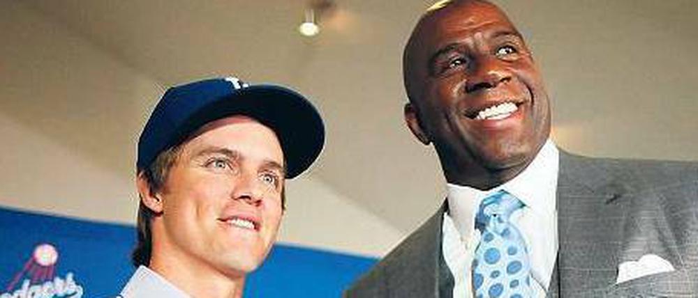 Hand (dr)auf. Dodgers-Miteigentümer Magic Johnson (r.) und Zack Greinke. Der neue Werfer wird in Los Angeles bis 2018 stolze 147 Millionen US-Dollar verdienen.