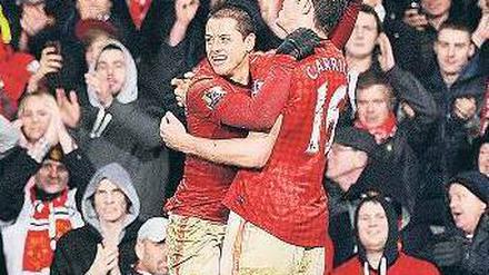 Fast geschenkt. Javier Hernandez (l.) und Martin Carrick sind mit Manchester United auf einem guten Weg, den Titel in England zurückzuholen. Foto: dpa