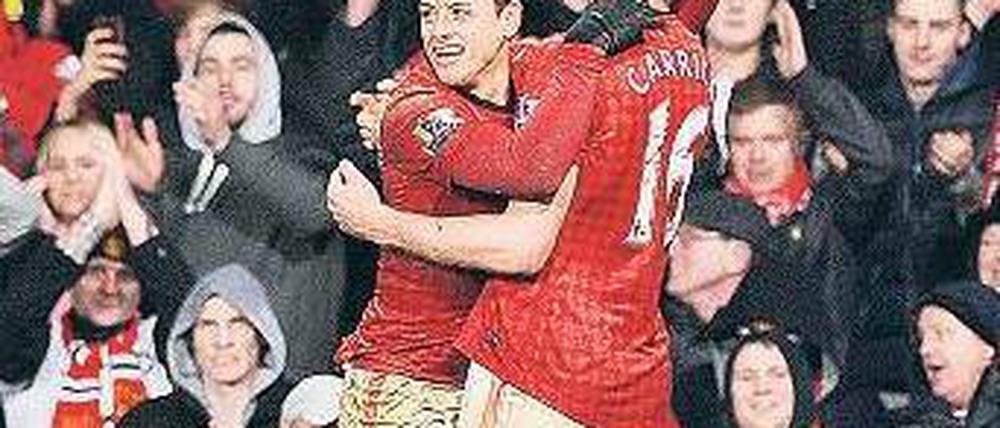 Fast geschenkt. Javier Hernandez (l.) und Martin Carrick sind mit Manchester United auf einem guten Weg, den Titel in England zurückzuholen. Foto: dpa