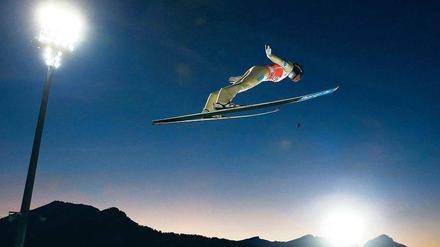 Nachtflug. Anders Jacobsen hatte schon mit Skispringen aufgehört. Beim Tourneeauftakt meldet sich der Sieger von 2007 zurück. Foto: Reuters