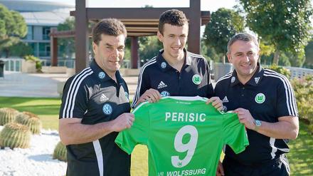 Ivan Perisic (eingerahmt von Trainer Dieter Hecking und Manager Klaus Allofs) trägt künftig beim VfL Wolfsburg die Nummer 9. Die hatte auch mal Edin Dzeko inne.