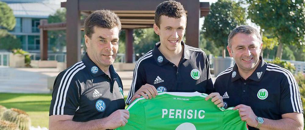 Ivan Perisic (eingerahmt von Trainer Dieter Hecking und Manager Klaus Allofs) trägt künftig beim VfL Wolfsburg die Nummer 9. Die hatte auch mal Edin Dzeko inne.