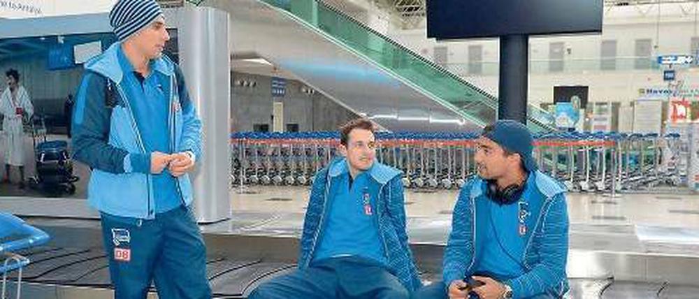 Warten am Fließband. Die Hertha-Spieler Ben-Hatira, Janker und Allagui (von links) bei der Ankunft in der Türkei.