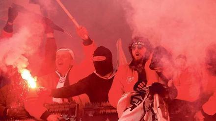 Abgebrannt. Zuschauer im Fanblock von Eintracht Frankfurt am Samstag beim Spiel in Leverkusen. 