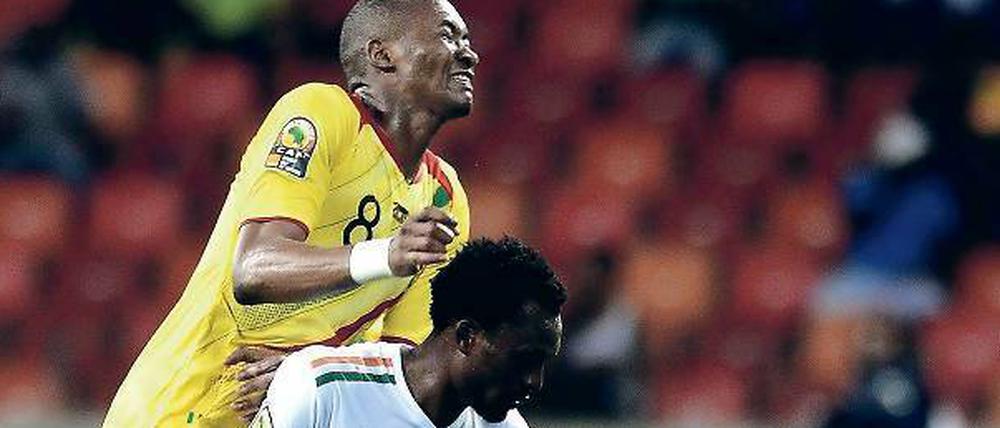Wider alle Schmerzen. Das erste Spiel gewann Mali (links Kalilou Traore gegen Kourouma Fatokouma) gegen Niger.