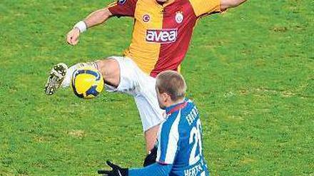 Einsatz in Berlin. Özbek im Uefa-Pokal 2008 gegen Herthas Patrick Ebert. Foto: dpa