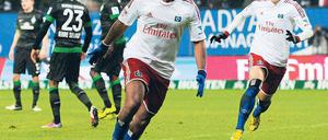 Spätberufener Debütant. Im 117. Bundesligaspiel für den HSV erzielt der Hamburger Dennis Aogo sein erstes Tor für den Verein. Einen besseren Zeitpunkt als das Nordderby hätte sich der frühere Nationalspieler kaum aussuchen können. Foto: dpa