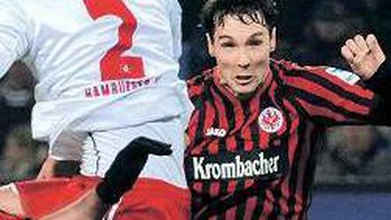 Augen zu und rein. Lakic erledigte den HSV mit zwei Toren fast im Alleingang. Foto: dpa