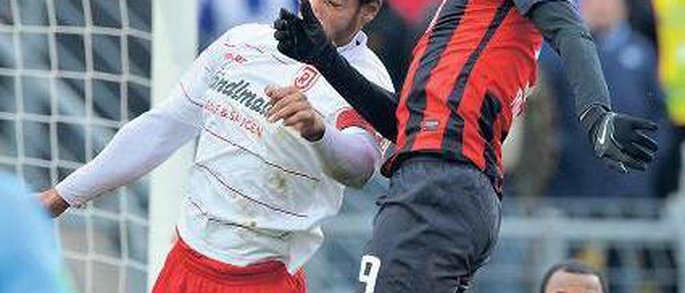 Hertha kann auch Lateinamerikanisch. Adrian Ramos setzte seine Kopfballqualitäten in Regensburg gewinnbringend ein und erzielte für Hertha den Führungstreffer. Foto: City-Press