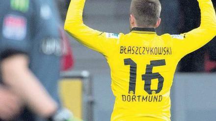 Freudlos und freudvoll. Während sich Leverkusens Torhüter Bernd Leno (l.) ärgert, jubelt Jakub Blaszczykowski über seinen Elfmetertreffer zum 0:2. Foto: dpa