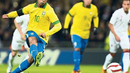 Gescheitert. Brasiliens Ronaldinho (v.) verschießt in England einen Elfmeter.  