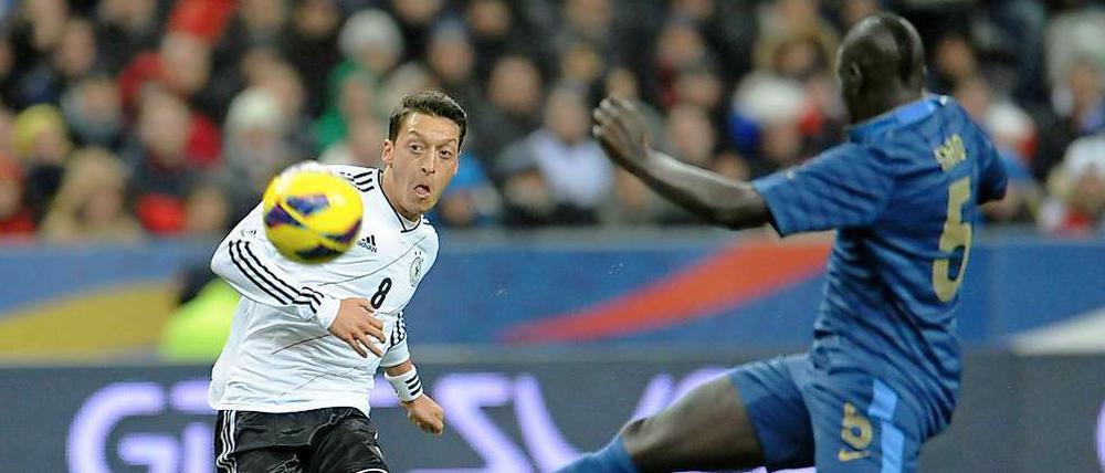 Mesut Özil war von den Franzosen, hier Mamadou Sakho, kaum vom Ball zu trennen und wurde hinterher von Frankreichs Trainer Deschamps als Mann des Spiels gelobt.