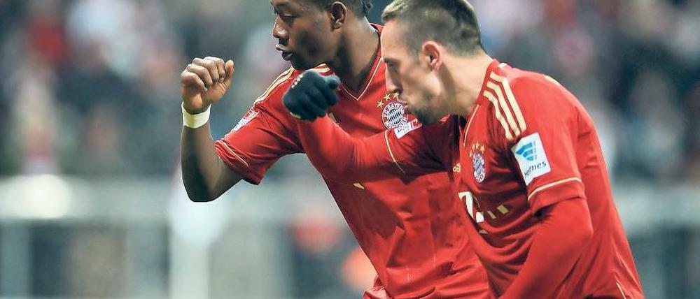 Gemeinsam stark. Der zweifache Torschütze David Alaba und der Franzose Franck Ribery zeigen, worauf es beim FC Bayern ankommt. Foto: dpa