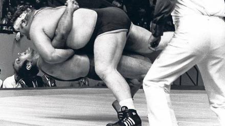 Es war einmal ... eine olympische Sternstunde! 1972 bei den Spielen von München, als Wilfried Dietrich (unten) den amerikanischen Koloss Chris Taylor schulterte. Foto: dpa