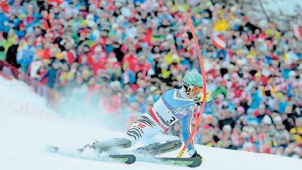 Rasant in die Stille. Die österreichischen Fans wurden bei Felix Neureuthers Slalomfahrt ruhig - ein Zeichen für den deutschen Fahrer, dass er sehr schnell unterwegs war. Foto: dpa