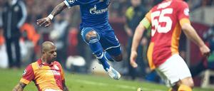 Die Hürde Istanbul genommen. Schalke mit Michel Bastos (Mitte) hat nun gute Voraussetzungen für das Rückspiel am 12. März. Foto: AFP