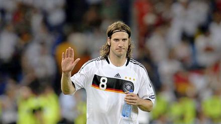 Servus! Frings spielte zwischen 2001 und 2009 77 Mal für Deutschland und stand mit der Nationalmannschaft im WM-Endspiel 2002 und im EM-Finale 2008. 