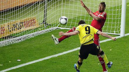 Und drin. Robert Lewandowski bei einem seiner drei Treffer gegen die Bayern im Pokalfinale 2012. Gut möglich, dass der polnische Stürmer bald die Trikots tauscht und für die Bayern aufläuft.