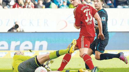 Na, gehst du auch rein? Bayern-Stürmer Mario Gomez (Mitte) schaut seinem Schuss zum 1:0 ins Hoffenheimer Tor hinterher. Foto: dpa