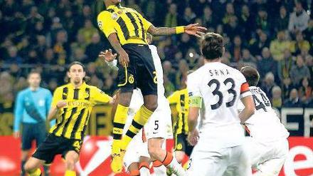 Augen zu und durch. Der frühe Kopfballtreffer zum 1:0 von Abwehrspieler Felipe Santana ebnete Borussia Dortmund den Weg in das Viertelfinale der Champions League. Foto: Reuters