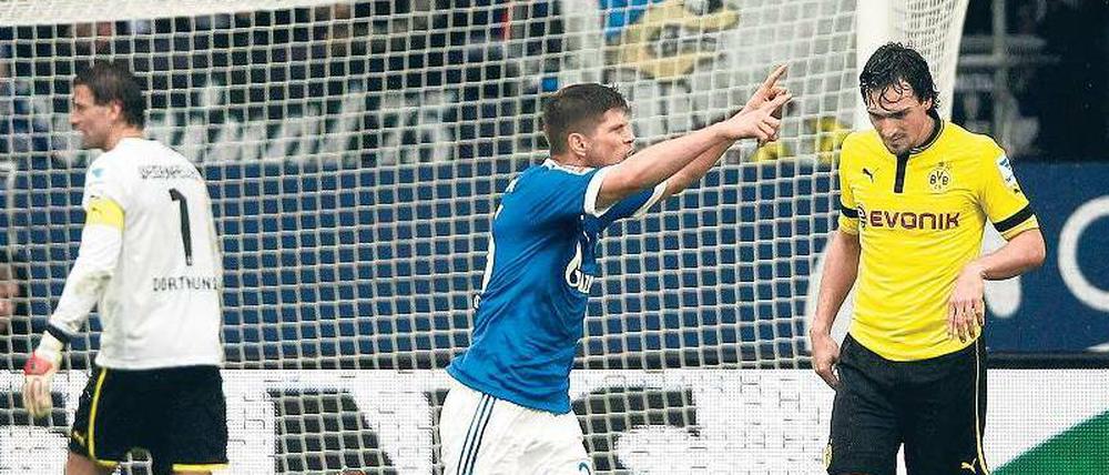 Erst Kopf am Ball, dann Hände in die Höhe. Huntelaar bejubelt den Siegtreffer für Schalke, Hummels und Torwart Weidenfeller schauen lieber weg. 