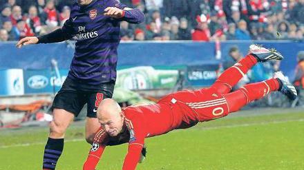 Weich gefallen. Arjen Robben (rechts) und die Bayern kamen gegen den FC Arsenal (im Bild Mikel Arteta) mit dem Schrecken davon. Nach der Niederlage redeten die Verantwortlichen dann aber Klartext. Foto: Reuters