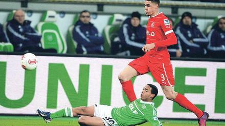 Ein Spiel zum Grätschen. Der Wolfsburger Yohandry Orozco (am Boden) klärt. Foto: dpa