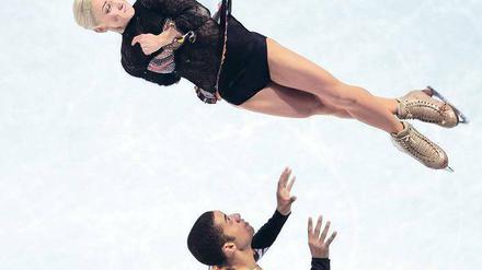 Zu Silber abgehoben. Aljona Sawtschenko und Robin Szolkowy sicherten sich durch ein gewagtes Schlussmanöver Platz zwei. Foto: AFP