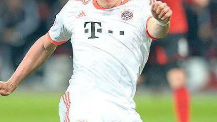 Ein Fall für die Historie. Mario Gomez erzielte die Führung für die Bayern, die auf dem Weg zu einem neuen Rekord sind. Foto: dpa