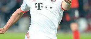 Ein Fall für die Historie. Mario Gomez erzielte die Führung für die Bayern, die auf dem Weg zu einem neuen Rekord sind. Foto: dpa