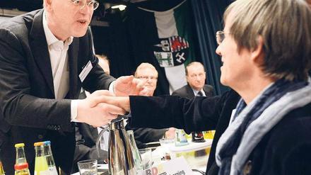 Glückwunsch, Herr Präsident. Herausforderin Sylvia Schenk war bei der Abstimmung der Delegierten des BDR in Gelsenkirchen ohne Chance gegen Rudolf Scharping. Foto: dpa