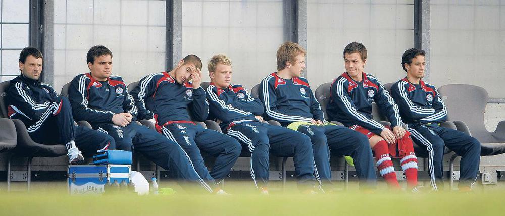 Blick aus der Leere. Auf der Bank des FC Bayern wirkt Timo Heinze (ganz rechts) wie ein Verlorener.