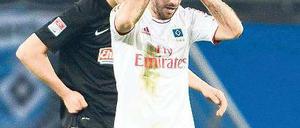 Ratlose Rothose. Der Hamburger Rafael van der Vaart bietet seit Wochen enttäuschende Leistungen – auch gegen Freiburg. Foto: dpa