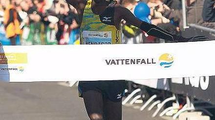 Zielschuss. Halbmarathon-Sieger Kendagor auf den letzten Metern.Foto: osnapix