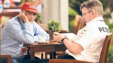 Wer darf vorn bleiben? Aufsichtsratschef Niki Lauda (links) und Teamchef Ross Brawn sind sich häufiger mal uneins. Foto: dpa